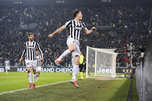 Lichtsteiner incontenibile dopo il gol. LaPresse